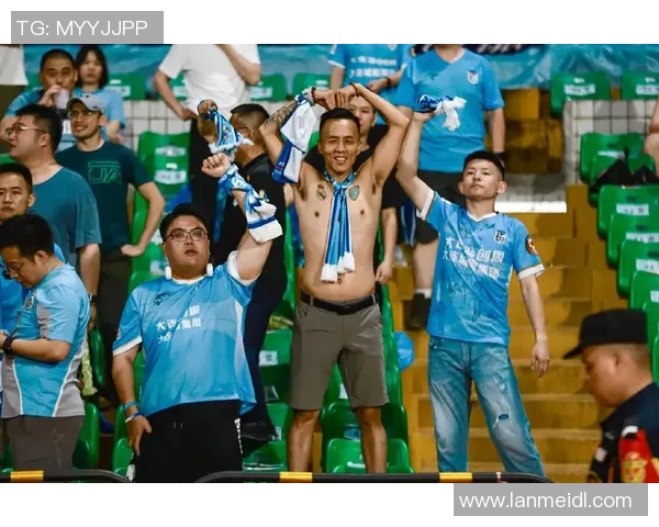 足球明星如何在不同场合对待粉丝展现出明显差别的现象探讨